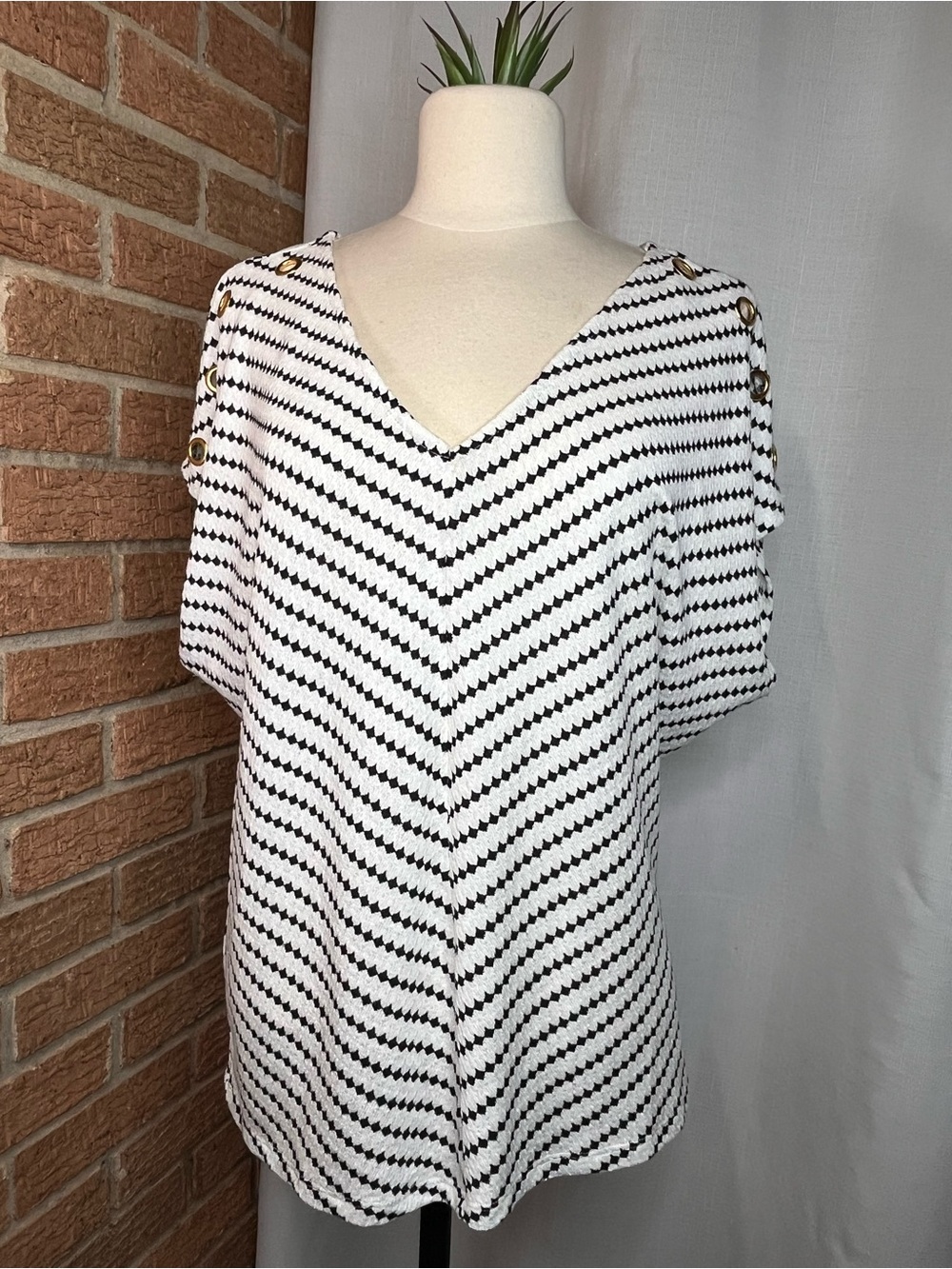 Bellini NWT White Black Striped Textured Top Gold Grommet Shoulder V-Neck Medium
